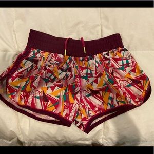 Semi fitted UA shorts